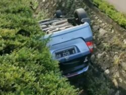 Tangkapan layar mobil honda jazz yang terjun ke kali (Foto: Istimewa)