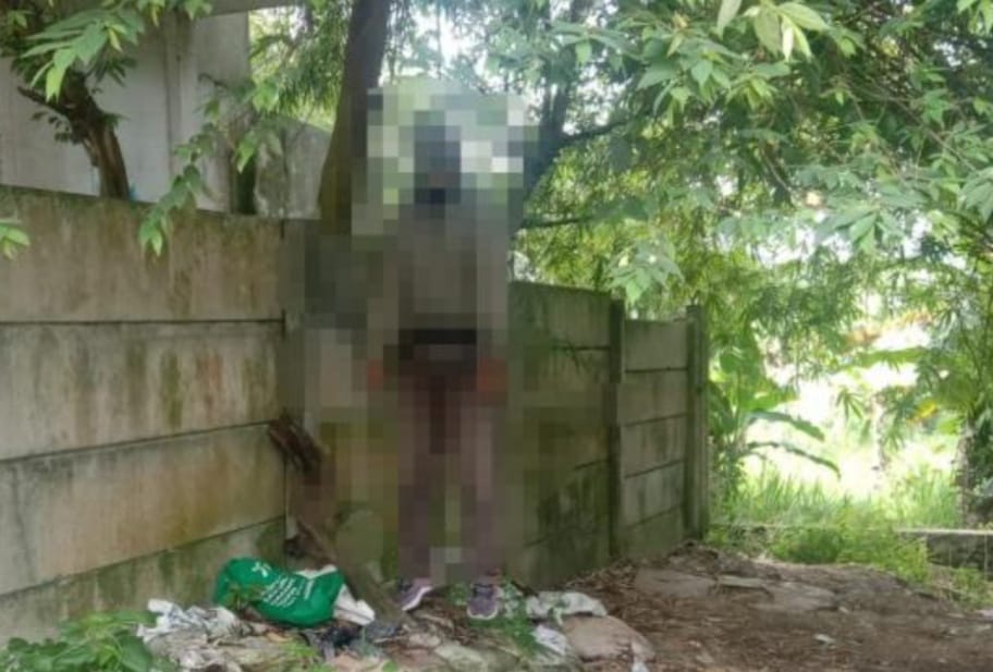 Jasad pria tergantung di pohon ceri buat geger warga cikupa. (Istimewa)