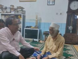 Rizal Ramli (RR) belum lama ini bersilaturahmi dengan ulama kharismatik Abuya Ahmad Muhtadi. (Istimewa)