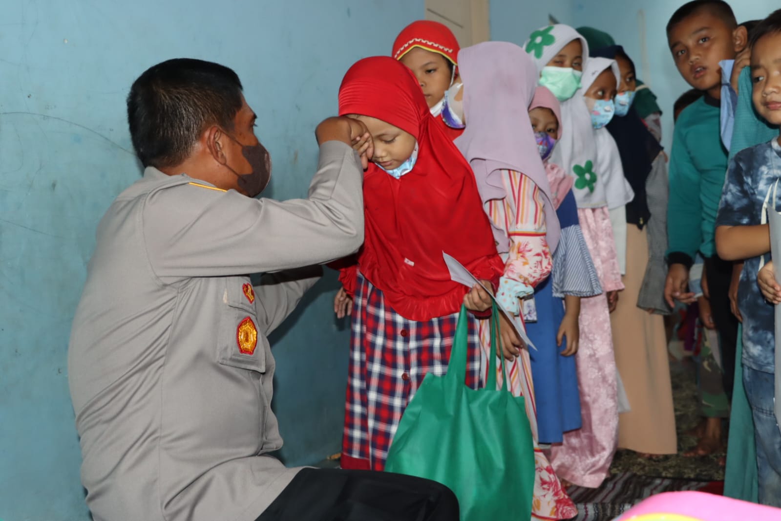 Kapolres Metro Depok Kombespol Imran Edwin Siregar saat berbagai dengan anak yatim di kawasan Tapos. (Istimewa)
