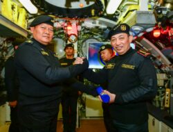 Kapolri Terima Brevet  Hiu Kencana dari TNI AL