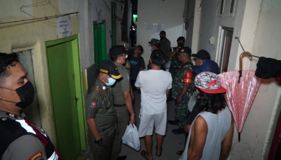 Satpol PP Kabupaten Tangerang saat melakukan razia. (Istimewa)