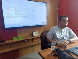 Ikravany Hilman saat menyajikan data tentang formasi PPPK di Kota Depok. (Foto: Nur Komalasari)