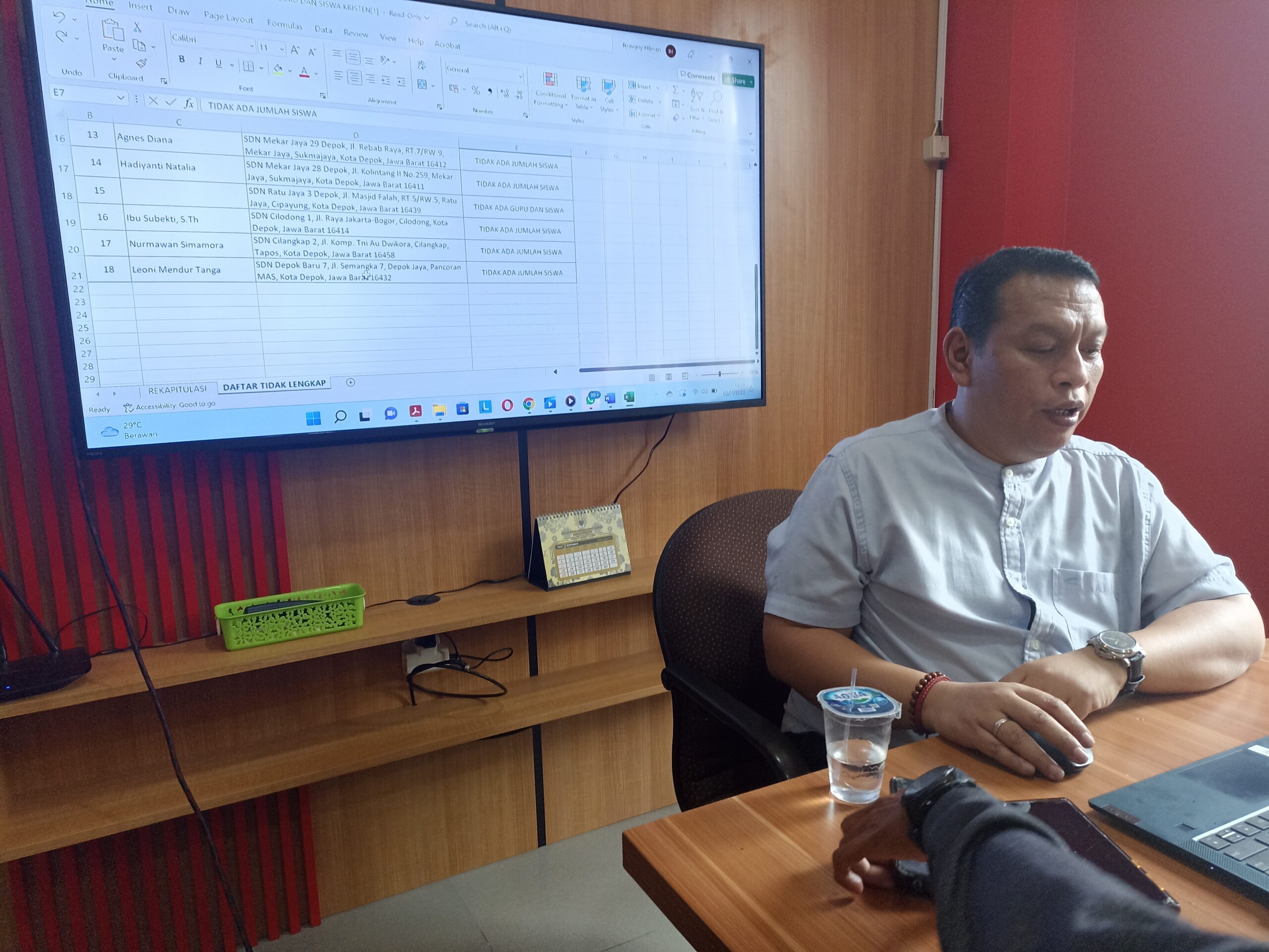 Ikravany Hilman saat menyajikan data tentang formasi PPPK di Kota Depok. (Foto: Nur Komalasari)