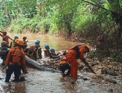 Pemkot Tangsel Bersih-Bersih Kali Angke (Ihya/indonesiadaily)