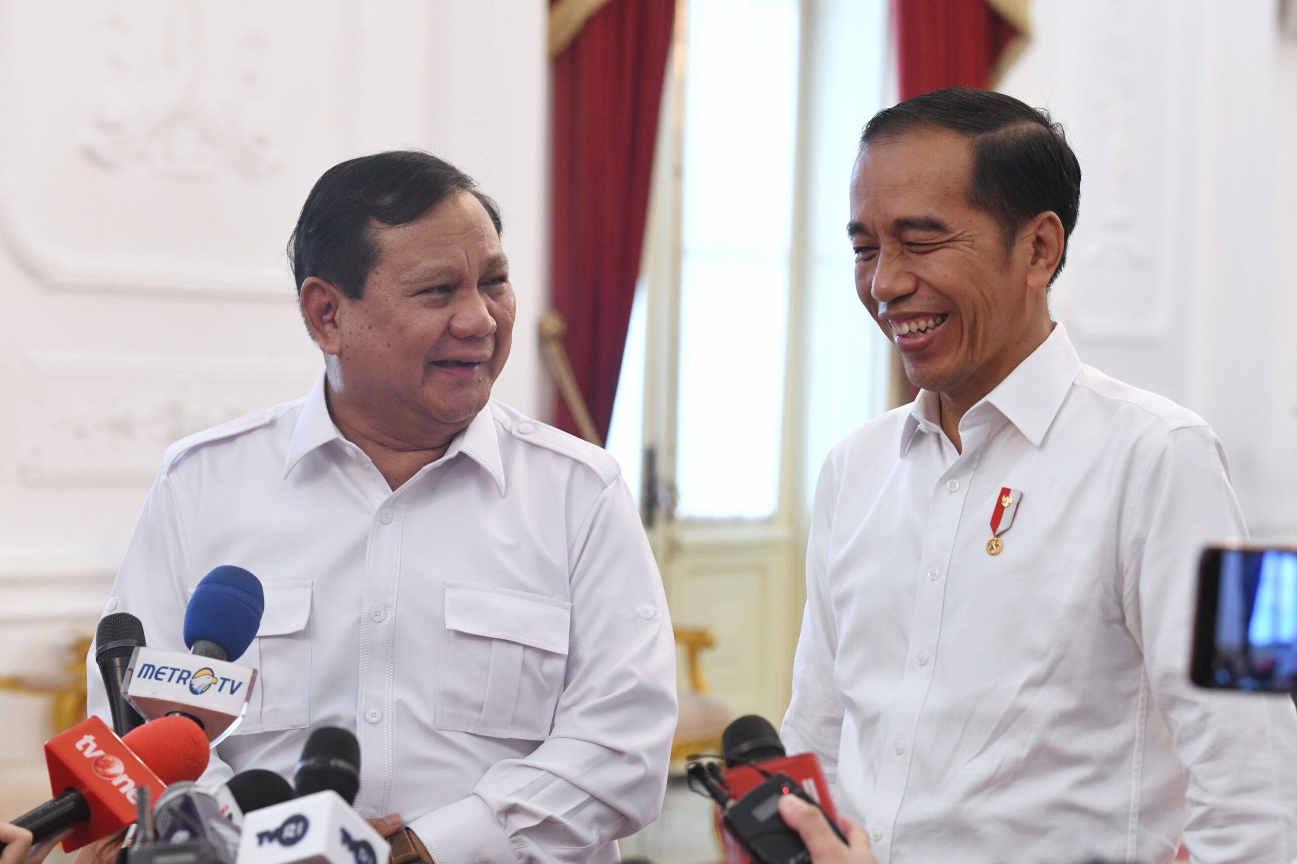 Jokowi tangani krisis berfoto bersama Menhan Prabowo.