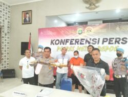 Polres Metro Depok merilis kasus pembacokan ayah ke anak kandung dan itris karena motif ini. (Foto: Irwan Supriyadi) Polres Metro Depok merilis kasus pembacokan ayah ke anak kandung dan itris karena motif ini. (Foto: Irwan Supriyadi)