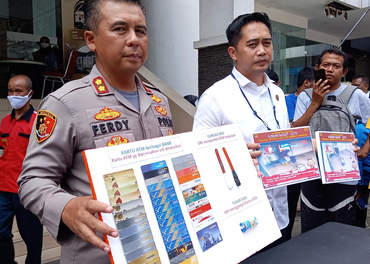 Wakapolresta Bogor Kota AKBP Ferdy Irawan Saat Menjelaskan Kronologi Pengganjal Mesin ATM yang tersangkanya ATM. (Foto: Ibnu Galansa)