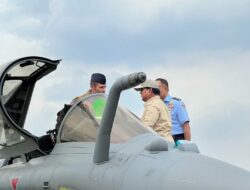 Menhan Prabowo saat menyaksikan pameran alutsista udara. (foto: Istimewa) Menhan Prabowo saat menyaksikan pameran alutsista udara. (foto: Istimewa)