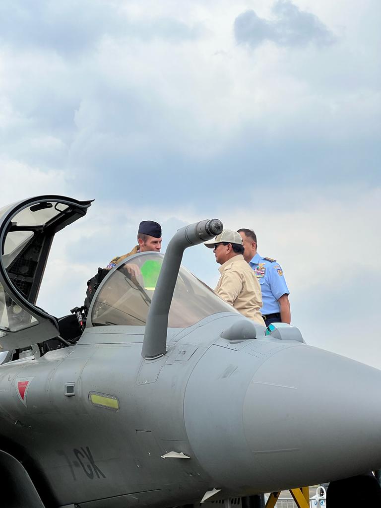 Menhan Prabowo saat menyaksikan pameran alutsista udara. (foto: Istimewa)