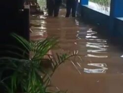 gedung SMPN 13 Depok yang terendam banjir setelah hujan deras turun. (foto: istimewa)