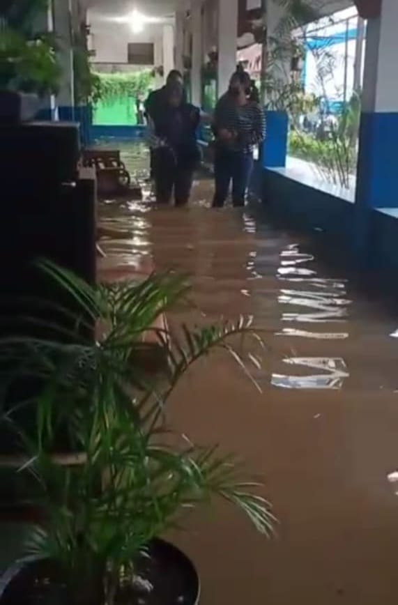 gedung SMPN 13 Depok yang terendam banjir setelah hujan deras turun. (foto: istimewa)