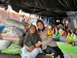 Wakapolres Cianjur saat memberikan trauma healing ke korban gempa Cianjur. (Istimewa)