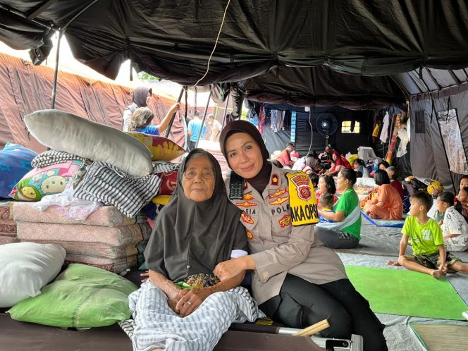Wakapolres Cianjur saat memberikan trauma healing ke korban gempa Cianjur. (Istimewa)