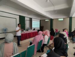 Dr. dr. Raendi Rayendra ngariung sehat bersama Komite dan Kordinator Kelas (Korlas) dalam menjaga kesehatan kulit dan wajah pada usia muda dan lansia di SMPN 2 Kota Bogor. (Ibnu/Indonesiadaily.net). Dr. dr. Raendi Rayendra ngariung sehat bersama Komite dan Kordinator Kelas (Korlas) dalam menjaga kesehatan kulit dan wajah pada usia muda dan lansia di SMPN 2 Kota Bogor. (Ibnu/Indonesiadaily.net).