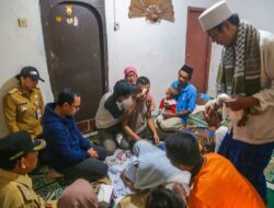 Wali Kota Bogor Bima Arya bertakziah ke rumah duka remaja korban hanyut di Sungai Ciliwung.