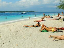 tidak sadarkan diri di pantai
