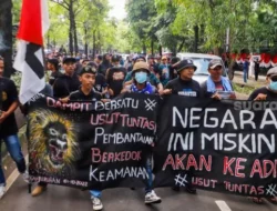 Keluarga korban dan aremania menuntut keadilan kasus tragedi Kanjuruhan. (Suara.com)