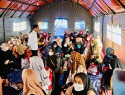 Presiden Jokowi menyambangi korban gempa Cianjur di posko pengungsian (Aulia/indonesiadaily.net)