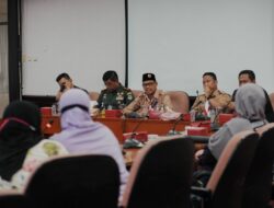 Wakil Wali Kota Depok Imam Budi Hartono saat melakukan pertemuan dengan orang tua siswa SDN Pondok Cina 1. (Istimewa)