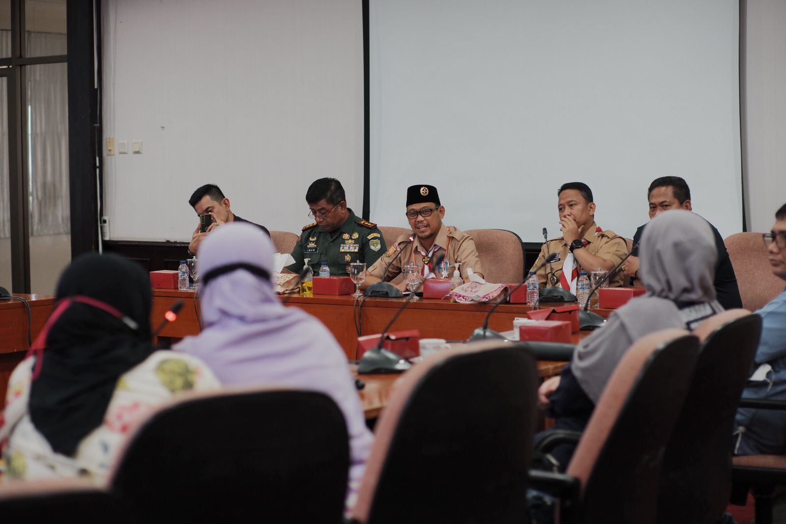 Wakil Wali Kota Depok Imam Budi Hartono saat melakukan pertemuan dengan orang tua siswa SDN Pondok Cina 1. (Istimewa)