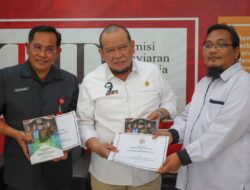 Ketua Komisi Informasi Penyiaran Daerah (KPID) Jawa Timur Immanuel Yoshua Tjiptosoewarno bersama Ketua DPD AA LaNyalla Mahmud Mattalitti. (Istimewa)