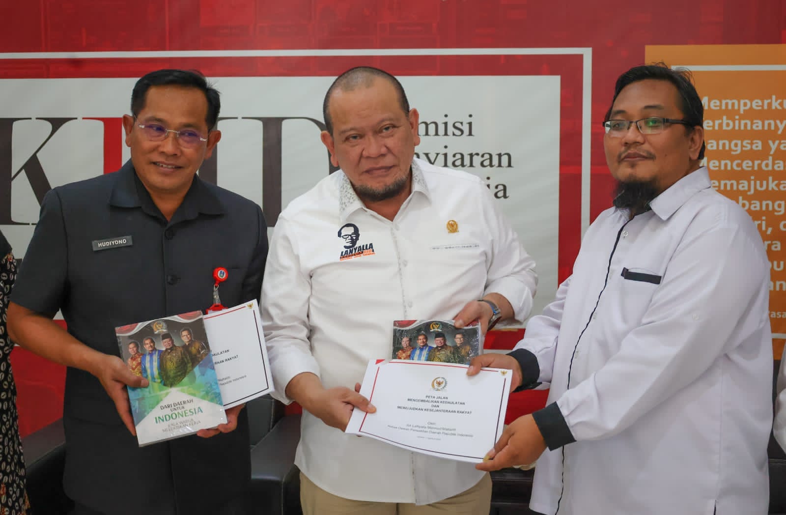 Ketua Komisi Informasi Penyiaran Daerah (KPID) Jawa Timur Immanuel Yoshua Tjiptosoewarno bersama Ketua DPD AA LaNyalla Mahmud Mattalitti. (Istimewa)