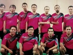 Tik PB Jarum salah satu yang ikut dalam turnamen bulu tangkisberfoto bersama (istimewa) Tik PB Jarum salah satu yang ikut dalam turnamen bulu tangkisberfoto bersama (istimewa)