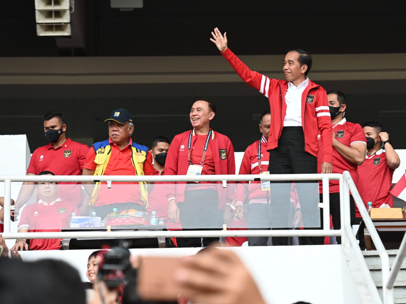 Presiden Joko Widodo beserta Ibu Iriana turut menyaksikan laga Piala AFF antara tim nasional sepak bola Indonesia melawan Thailand. (Istimewa)
