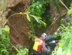 Caption : Anggota Tim Trail Polda Jabar yang mengantarkan bantuan, sepeda motornya terjatuh ke parit (istimewa).