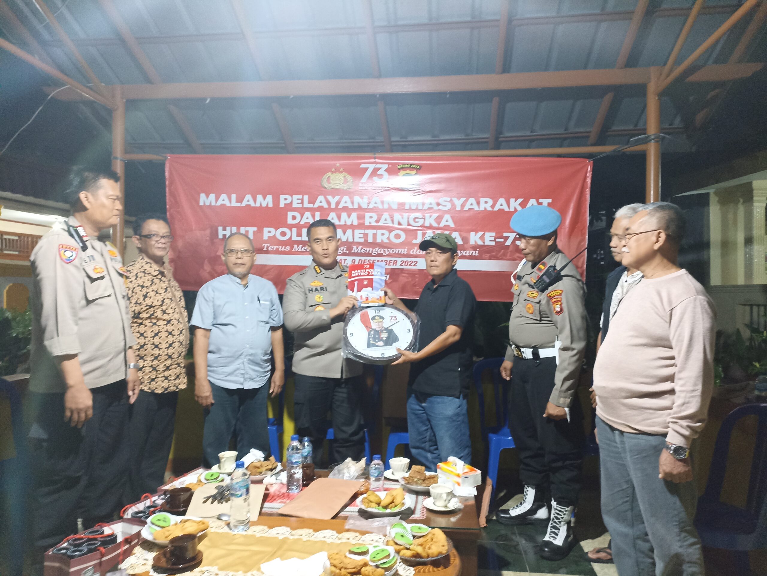 Wakapolres Metro Depok Kombespol Hari Setyo Budi yang menyambangi RW9, Kelurahan Depok Jaya pada Jumat malam (9/12). (Nur Komalasari)