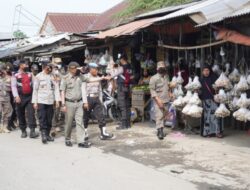 Satpol PP tertibkan pkl (Ihya/indonesiadaily.net)