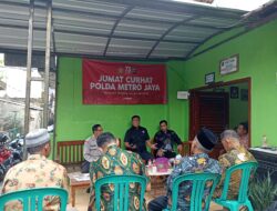 Kepala Satuan Intelkam Polrestro Depok Kompol Roni Agus Wowor saat menyambangi kawasan Kelurahan Pasir Gunung Selatan. (Nur Komalasari) Kepala Satuan Intelkam Polrestro Depok Kompol Roni Agus Wowor saat menyambangi kawasan Kelurahan Pasir Gunung Selatan. (Nur Komalasari)
