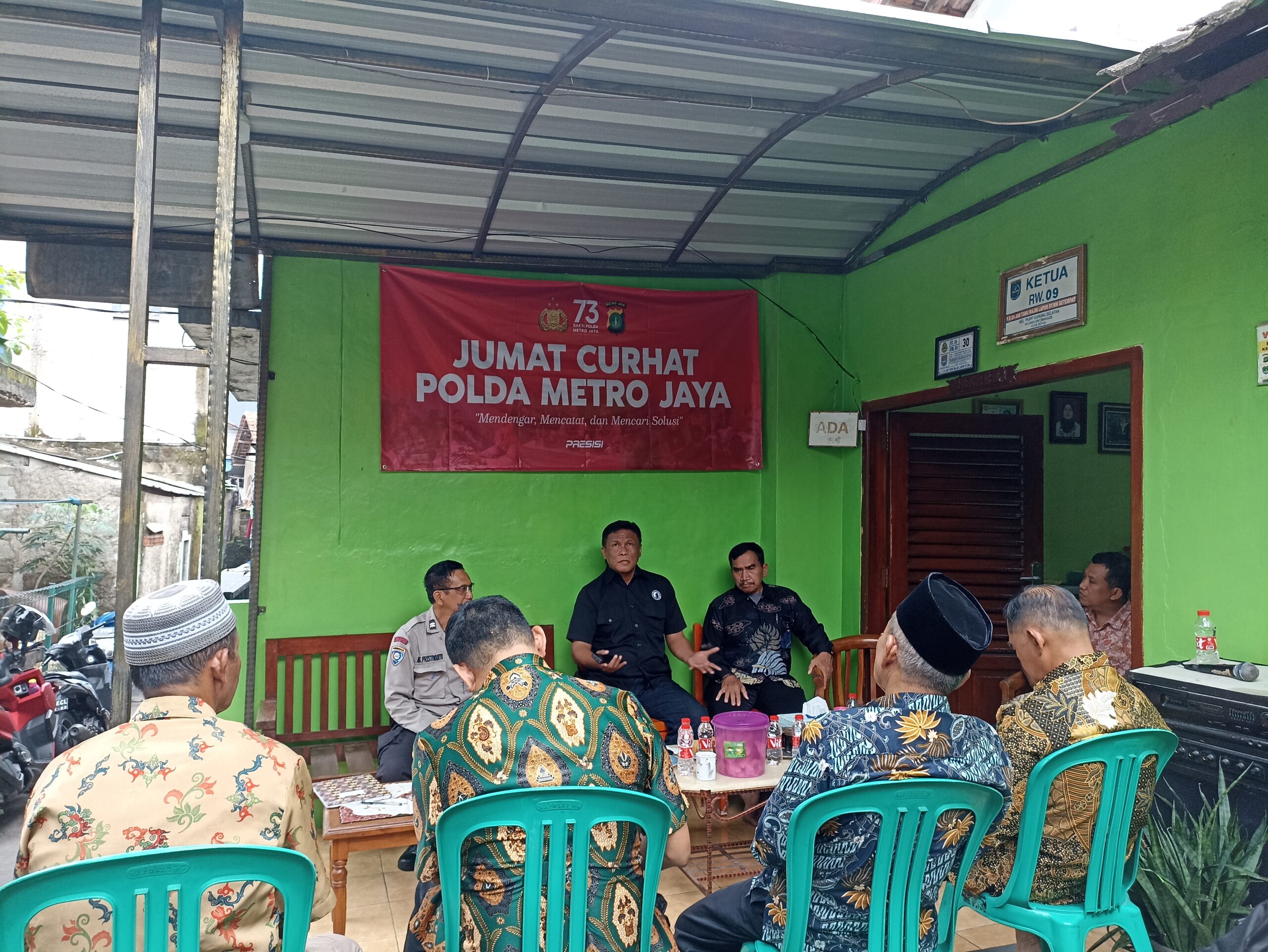 Kepala Satuan Intelkam Polrestro Depok Kompol Roni Agus Wowor saat menyambangi kawasan Kelurahan Pasir Gunung Selatan. (Nur Komalasari)