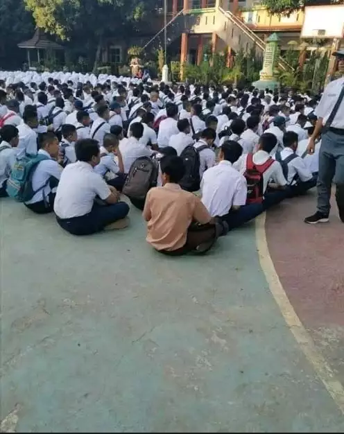 Salah Kostum 2