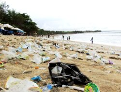sampah di pantai kuta bali