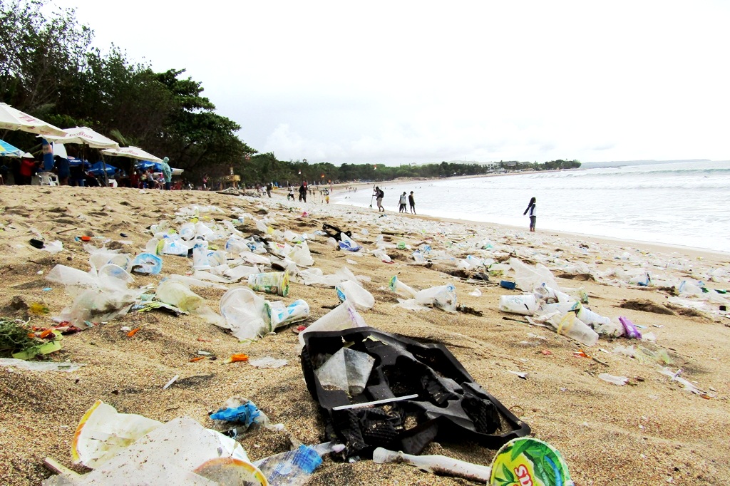 sampah di pantai kuta bali