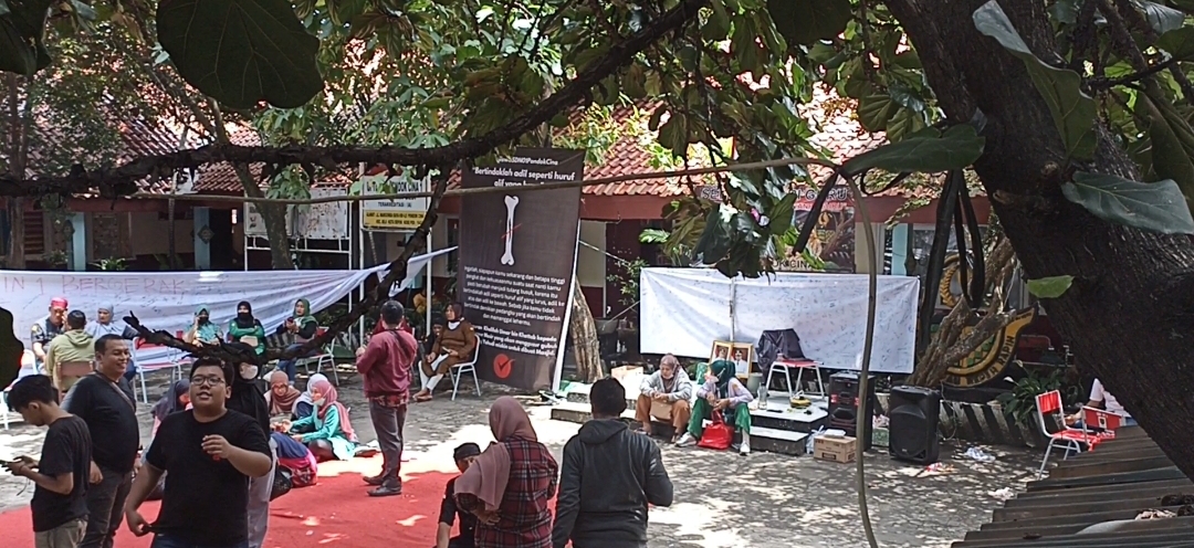 Sejumlah orang tua siswa SDN Pondok Cina 1 dan anggota dewan menduduki sekolah ketika Satpol PP Kota Depok ingin melakukan pengosongan. (Nur Komalasari)