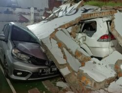 Tembok Rubuh Timpa Kendaraan di Bintaro, Saksi Sebut Ada Retakan Sebelumnya