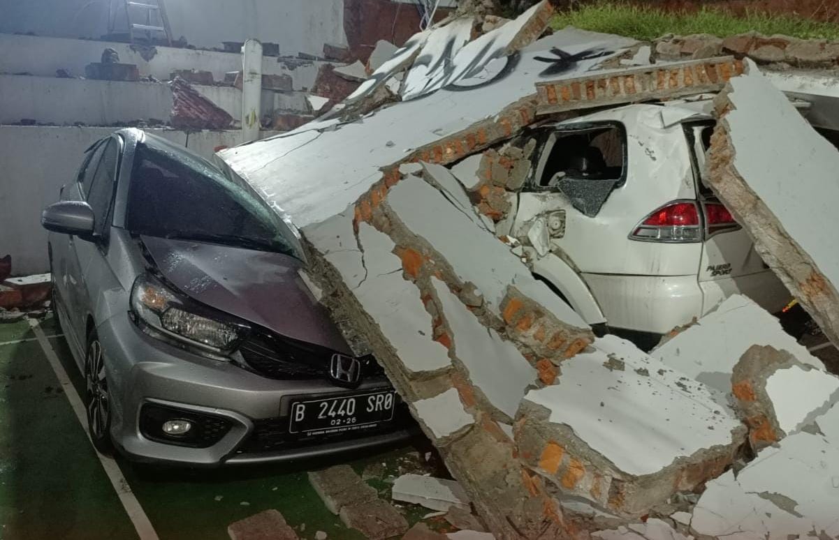 kondisi kendaraan yang tertimpa tembok rubuh di kawasan Bintaro. (Istimewa)