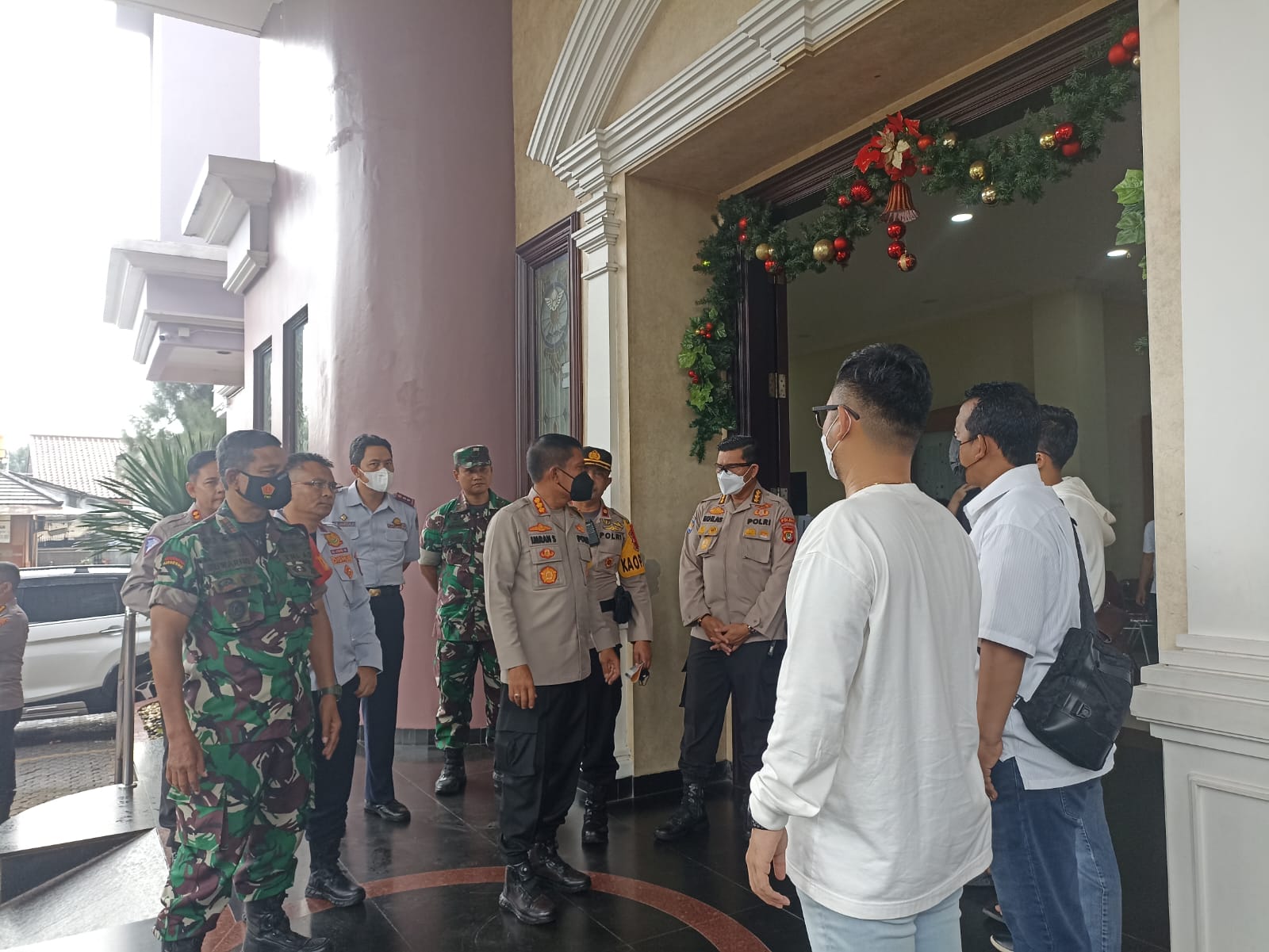Kapolres Metro Depok Kombespol Imran Edwin Siregar bersama Forkopimda melakukan pengecekan di Gereja yang berada di Jalan Kamboja, Kota Depok pada Sabtu (24/12/2022)