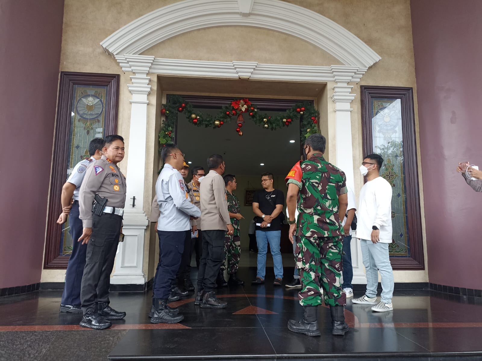 Kapolres Metro Depok Kombespol Imran Edwin Siregar bersama Forkopimda melakukan pengecekan di Gereja yang berada di Jalan Kamboja, Kota Depok pada Sabtu (24/12/2022)