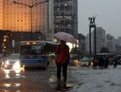 badai dahsyat menuju jakarta