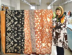 Batik dari tanah yang dibuat dosen Unesa (istimewa)