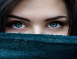 perempuan tampil elegan