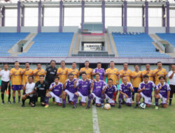 Kapolresta Tangerang bermain sepak bola. (Istimewa)