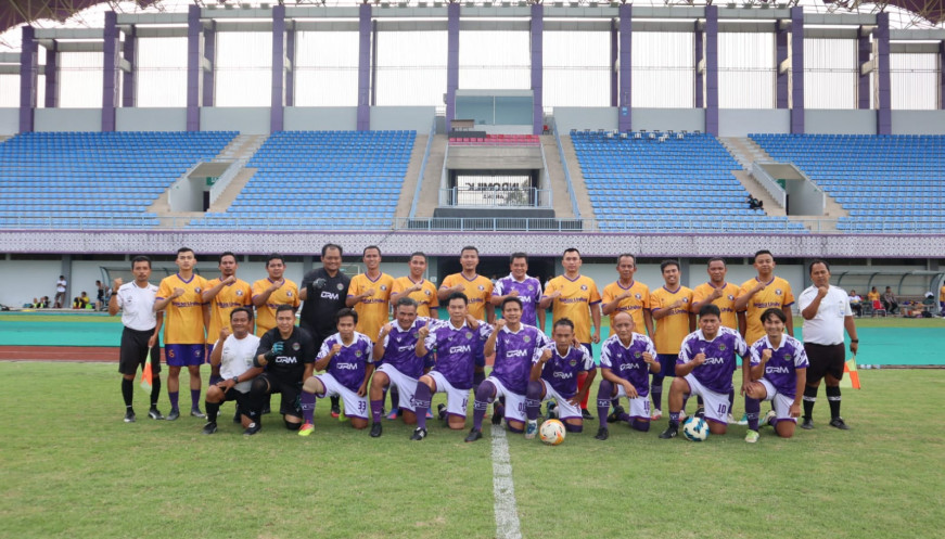 Kapolresta Tangerang bermain sepak bola. (Istimewa)