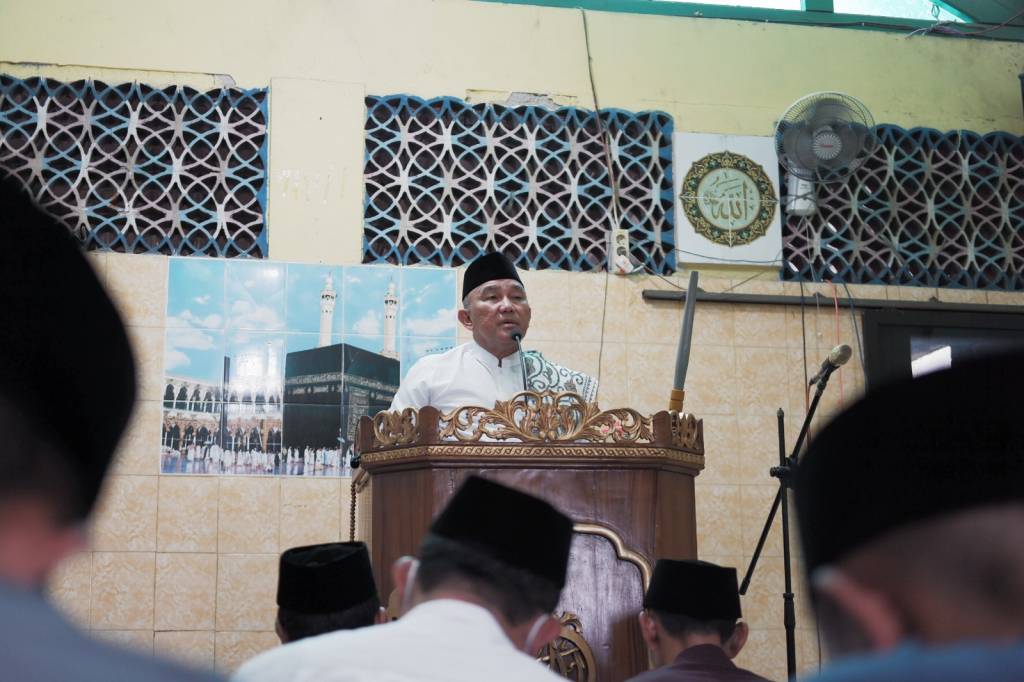 Wali Kota Depok Mohammad Idris mengisi Khutbah Jumat di Masjid Al Husna Kampung Banjaran Pucung, Kecamatan Tapos. (Istimewa)