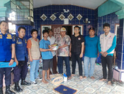 Serahkan bantuan untuk korban puting beliung. (Istimewa)