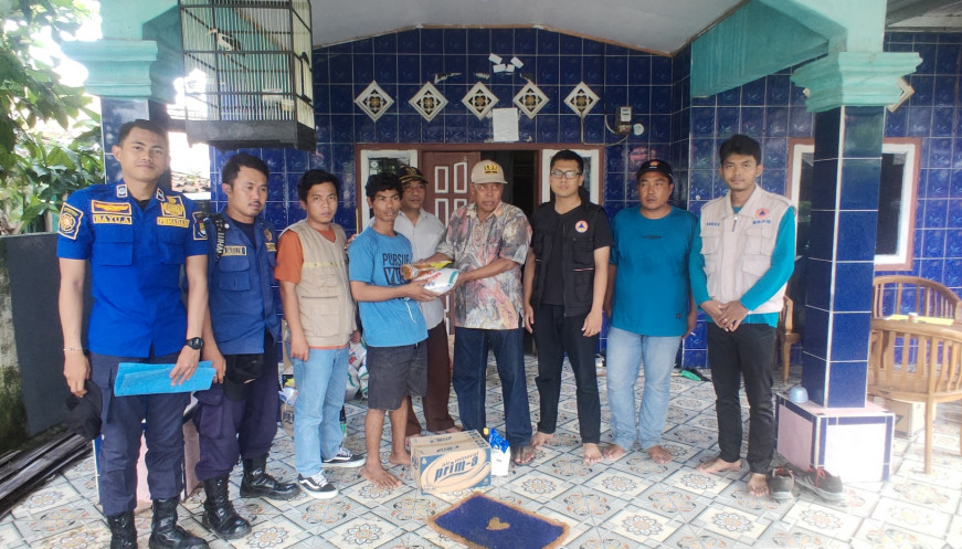Serahkan bantuan untuk korban puting beliung. (Istimewa)